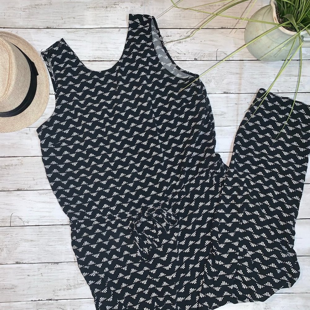 Black and White Old Navy Jumper Size Large